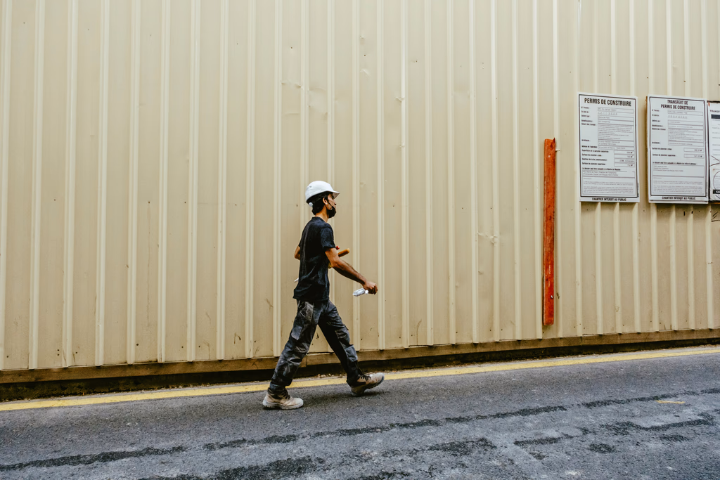 Homem andando de capacete
